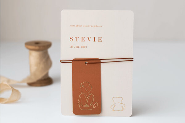 inspiratie-geboortekaartje-inspiratie-labelkaartje-bruin-goudfolie